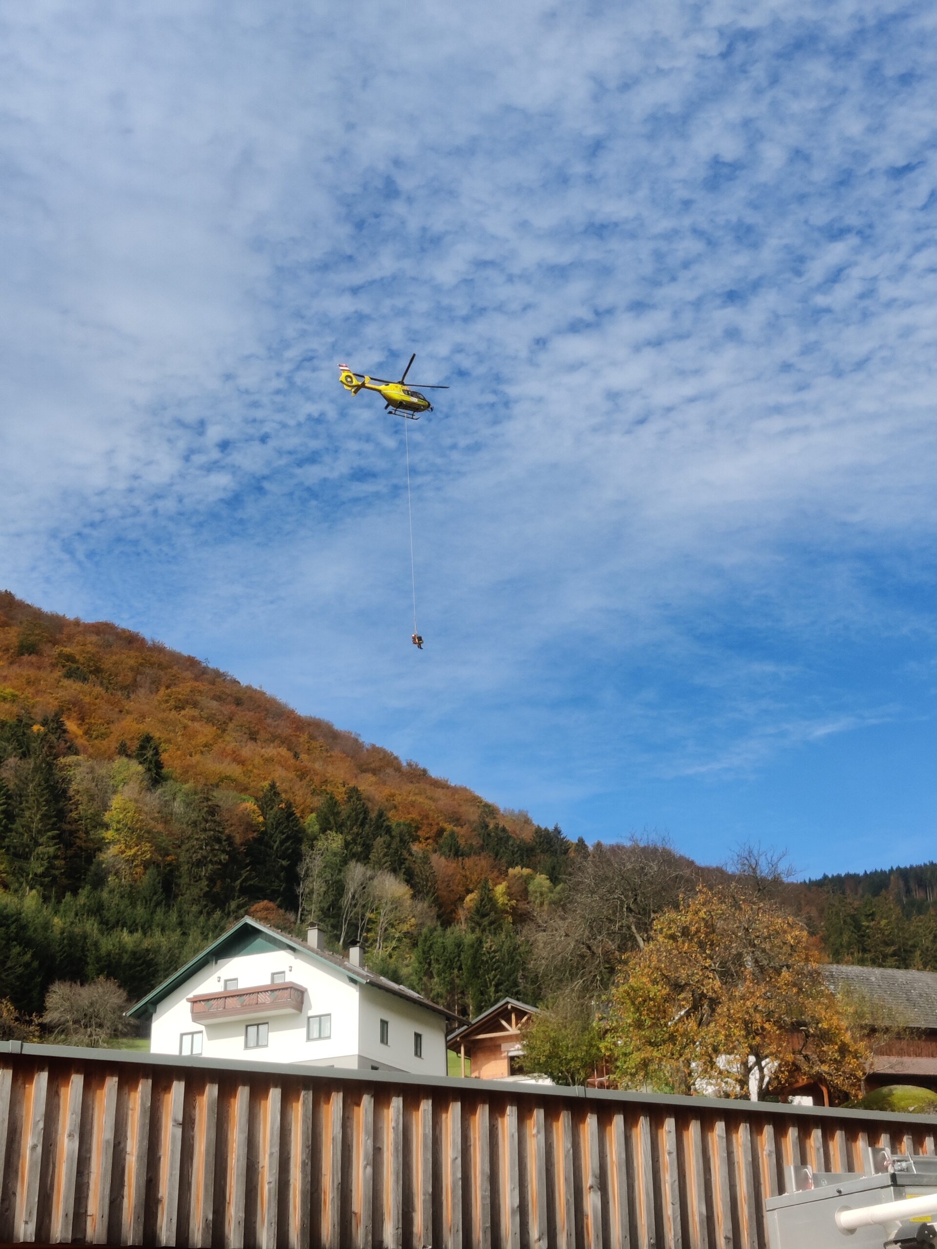 Hubschrauber beim Bergen der verletzen Person