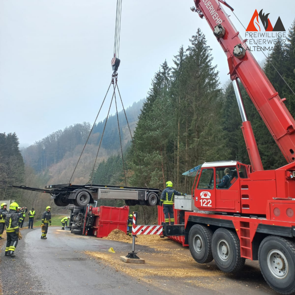 LKW-Unfall mit eingeklemmter Person (T2)