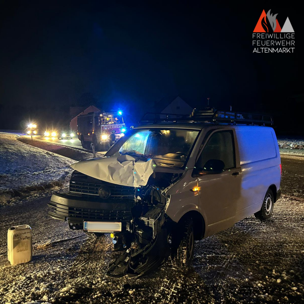 Einsatz der FF Altenamarkt am 02.02.2023 - T1 Fahrzeug gegen Trafomasten