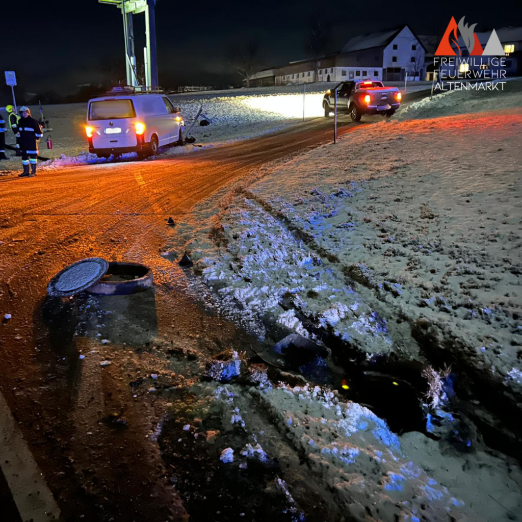 Einsatz der FF Altenamarkt am 02.02.2023 - T1 Fahrzeug gegen Trafomasten