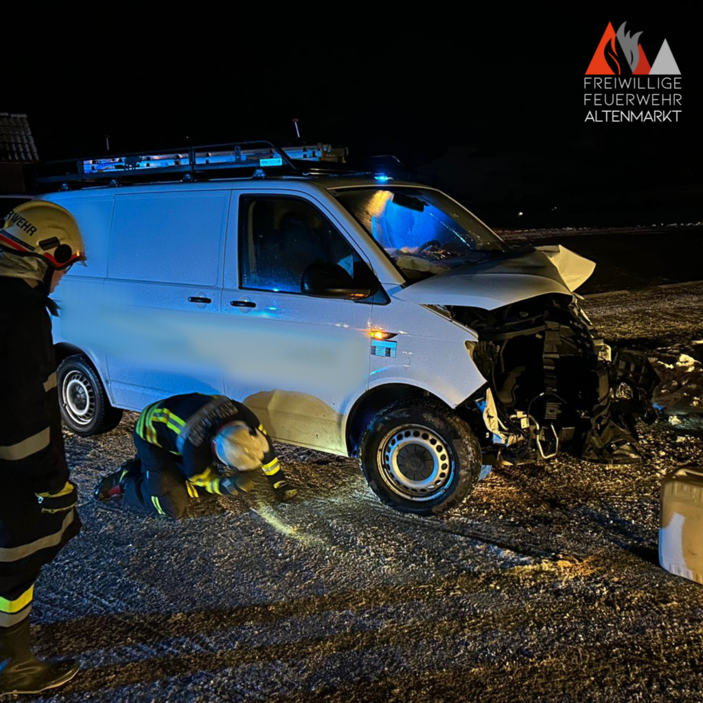 Einsatz der FF Altenamarkt am 02.02.2023 - T1 Fahrzeug gegen Trafomasten