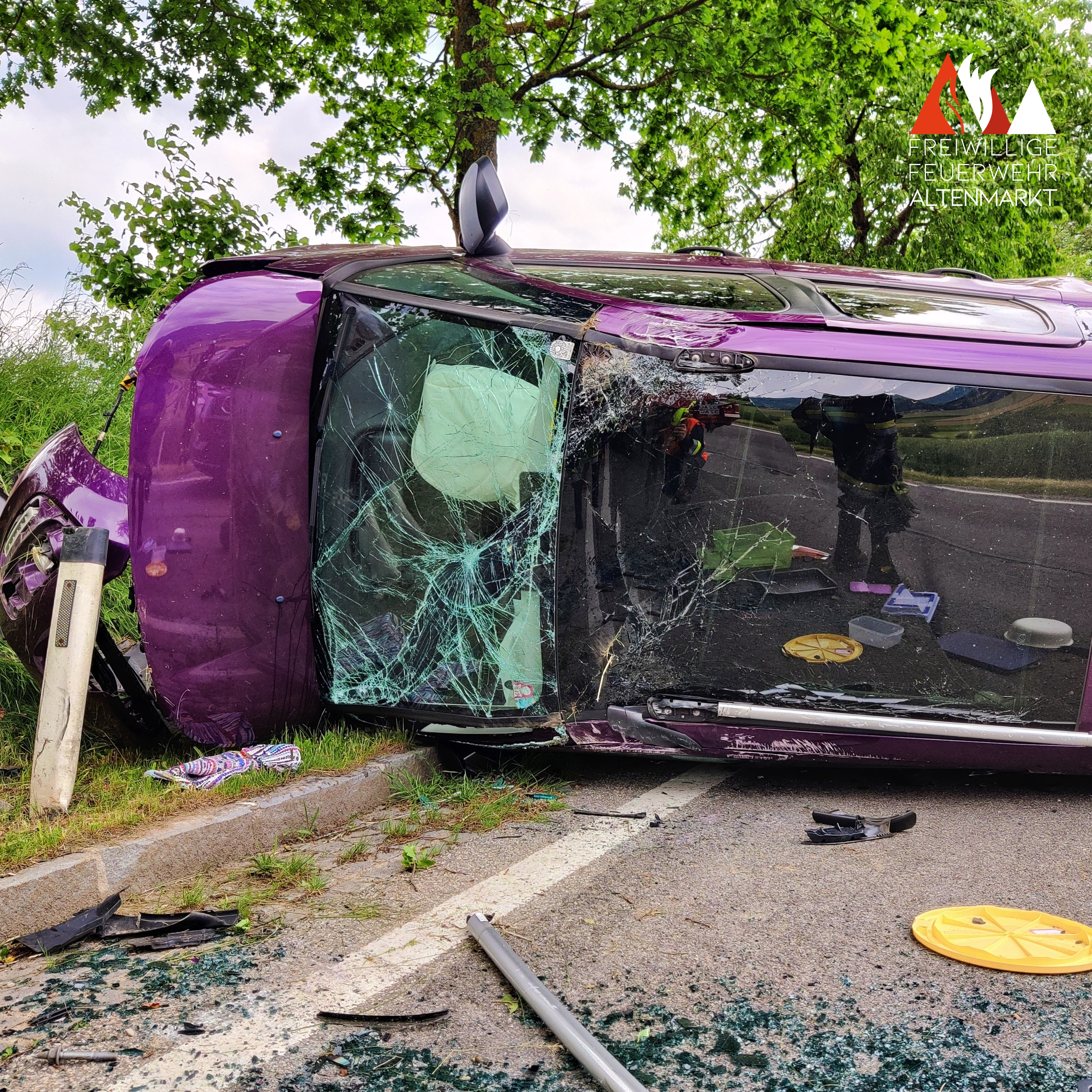 Unfallauto (Fahrzeugüberschlag, Fahrzeug liegt auf Fahrerseite)