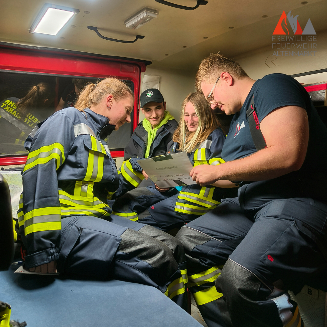 Funkübung der FF Altenmarkt, vier Personen im Fahrzeug