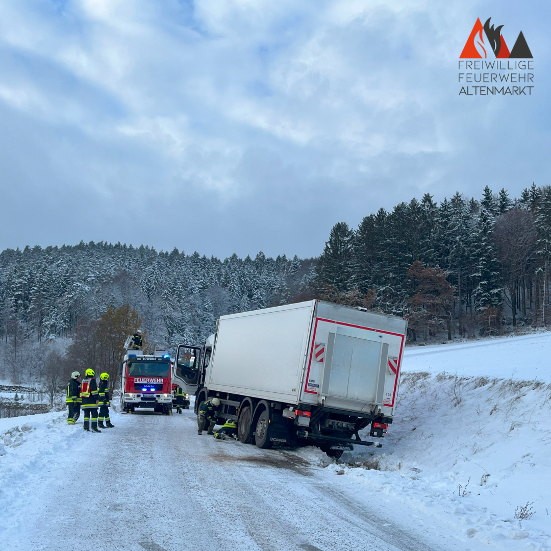 Einsatz LKW Bergung, LKW bei Schneefahrbahn in Straßengraben gerutscht