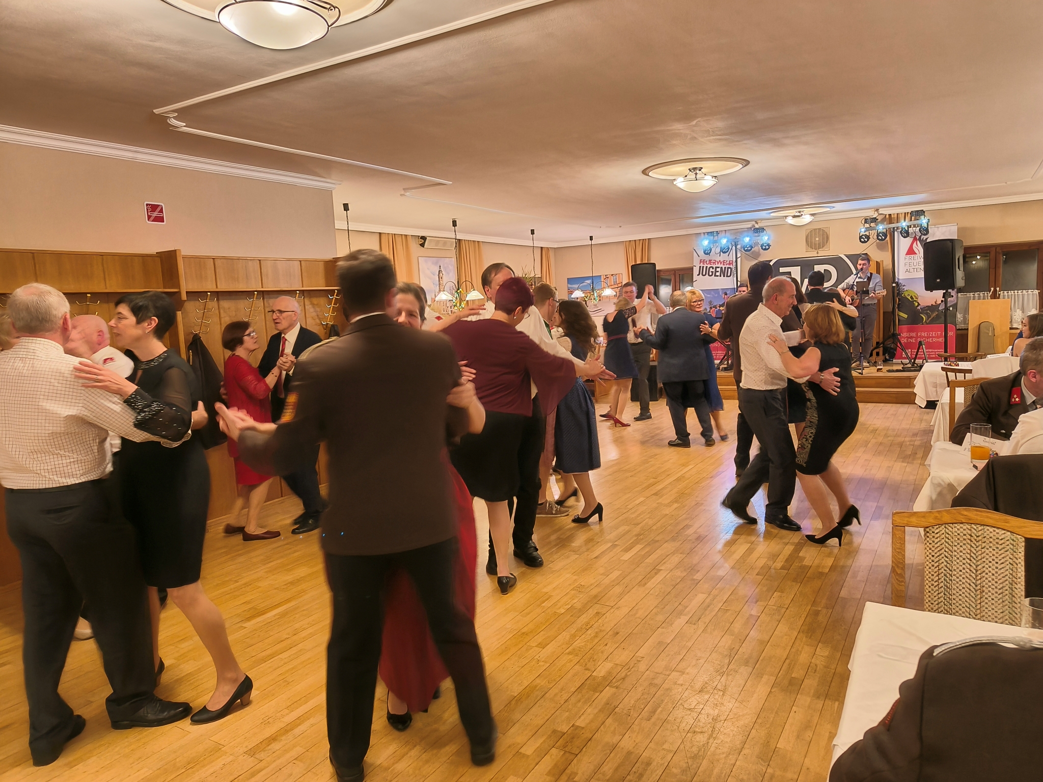 Tanzende Personen beim Altenmarkter Feuerwehrball