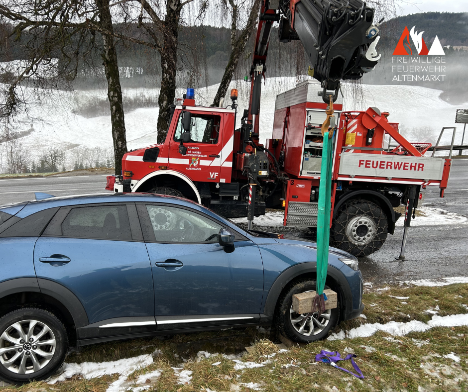 blauer PKW im Straßengraben