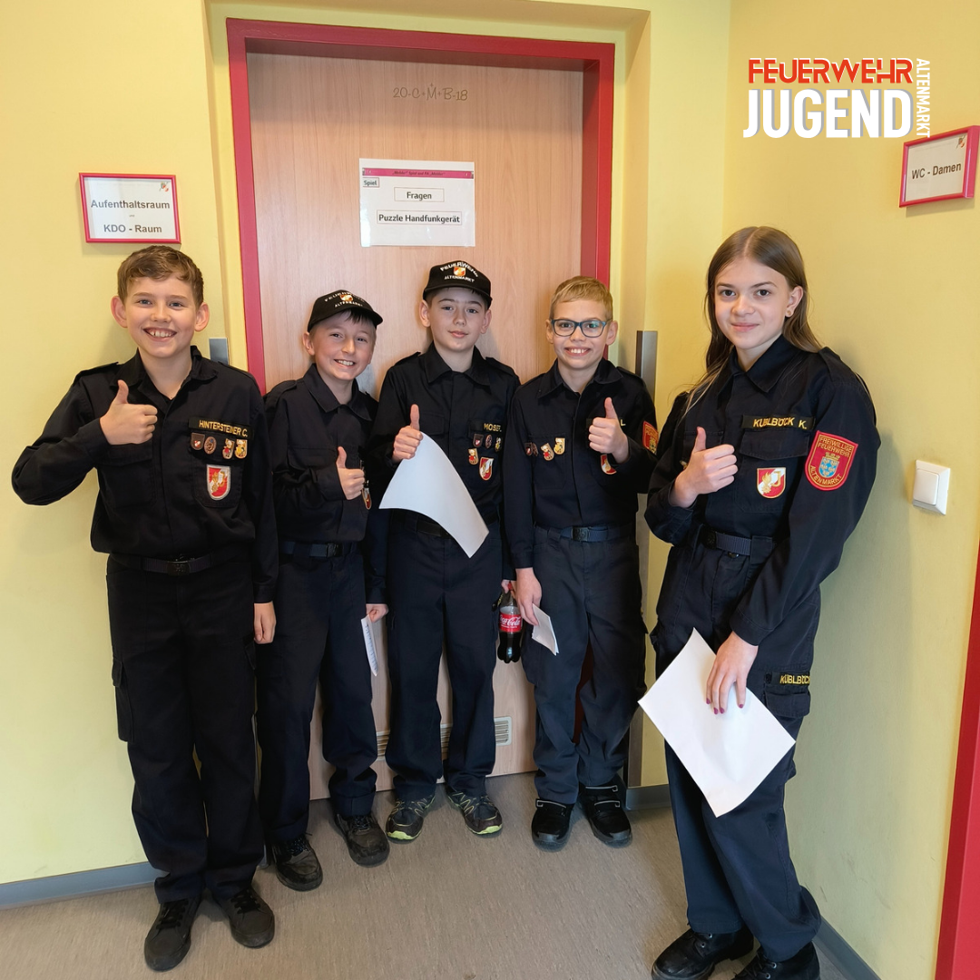 Feuerwehrjugend bei der Abnahme des Fertigkeitsabzeichen Melder