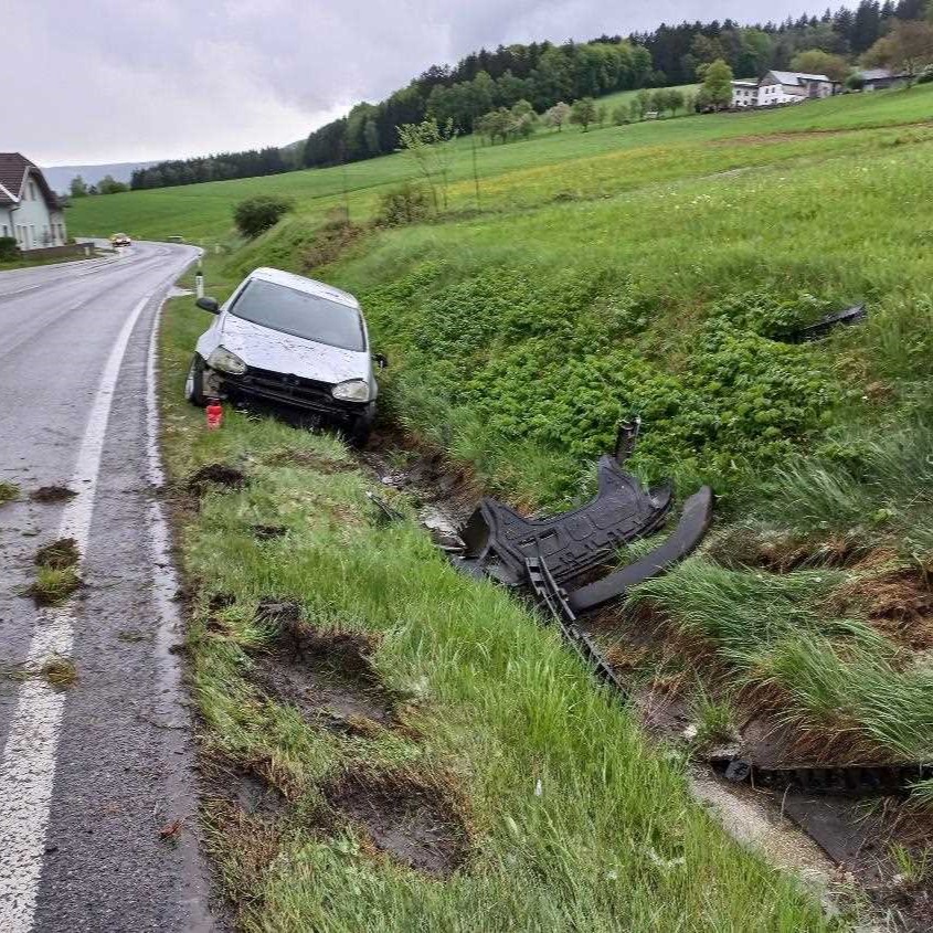 verunfalltes Fahrzeug B36 im Straßengraben