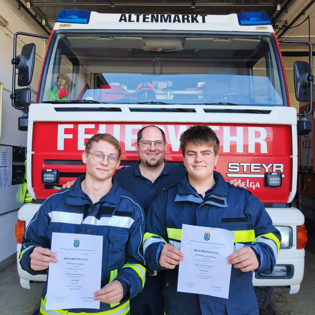 Gruppenfoto von l.n.r.: Kevin Kummer, Kommandant Jürgen Puschascher und Julian Brandstätter
