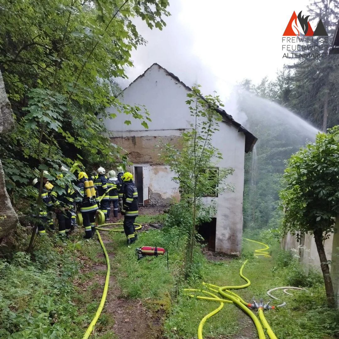 Einsatz der FF Altenmarkt in St. Oswald bei einem Wohnhausbrand
