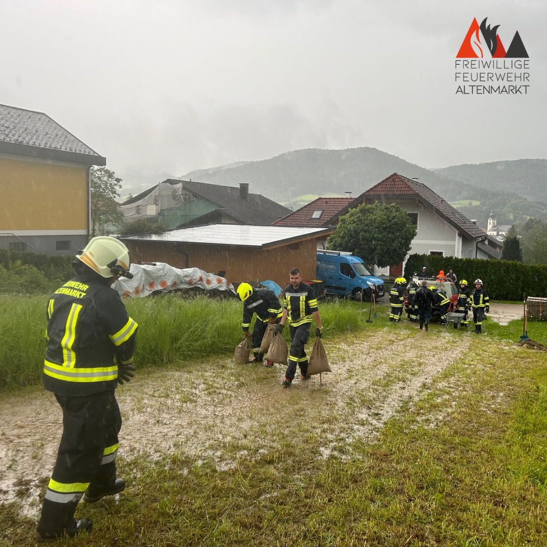 Unwettereinsatz, große Regenmengen in einer Wiese