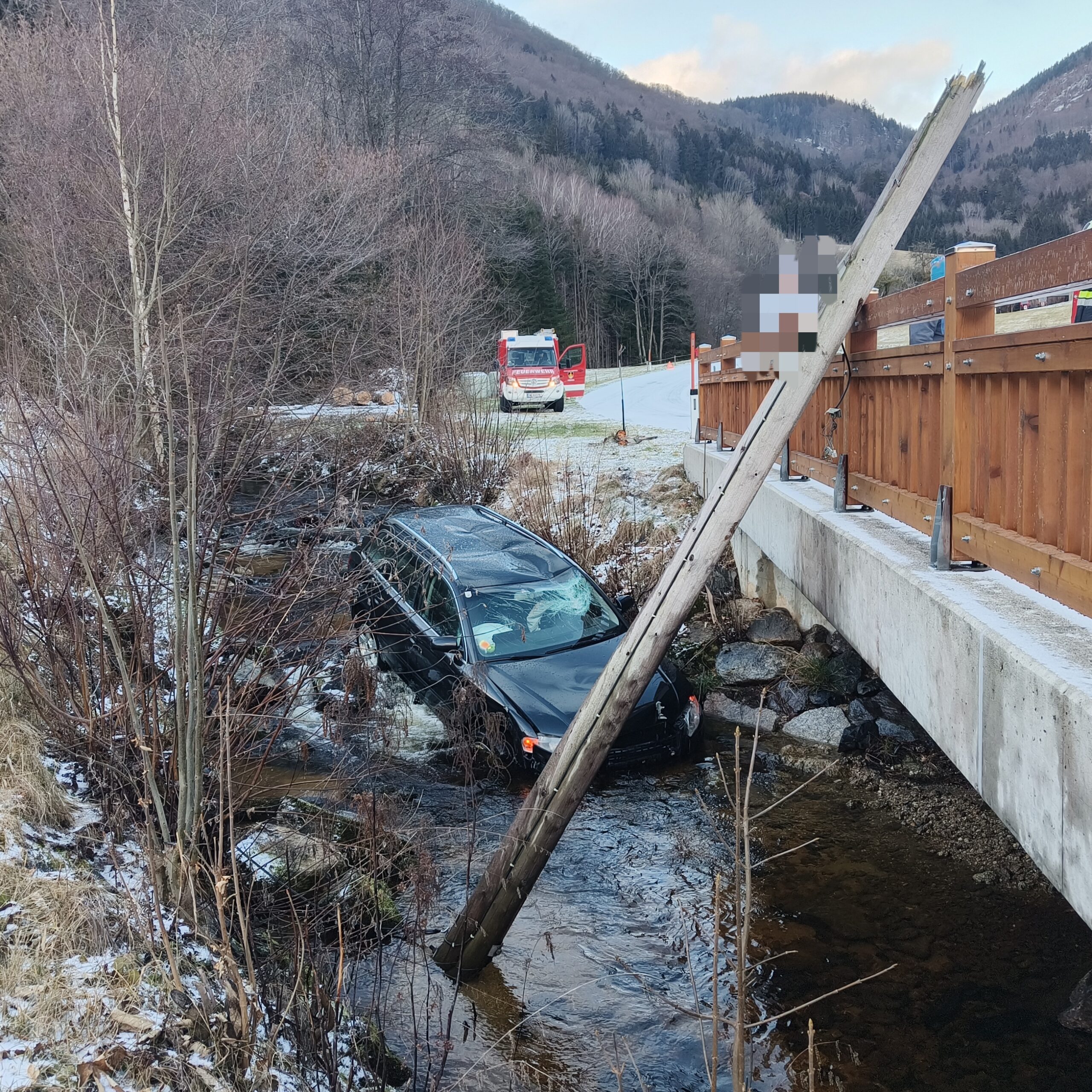 PKW Unfall in Bachbett zu liegen gekommen