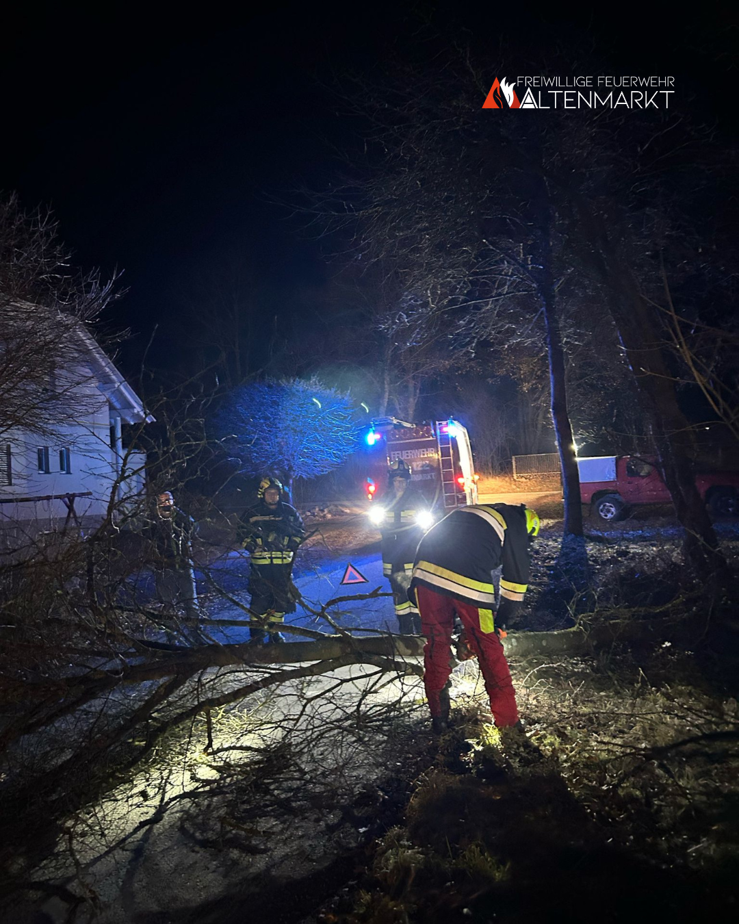 Feuerwehr im Einsatz - Baum blockiert Strasse und wird entfernt