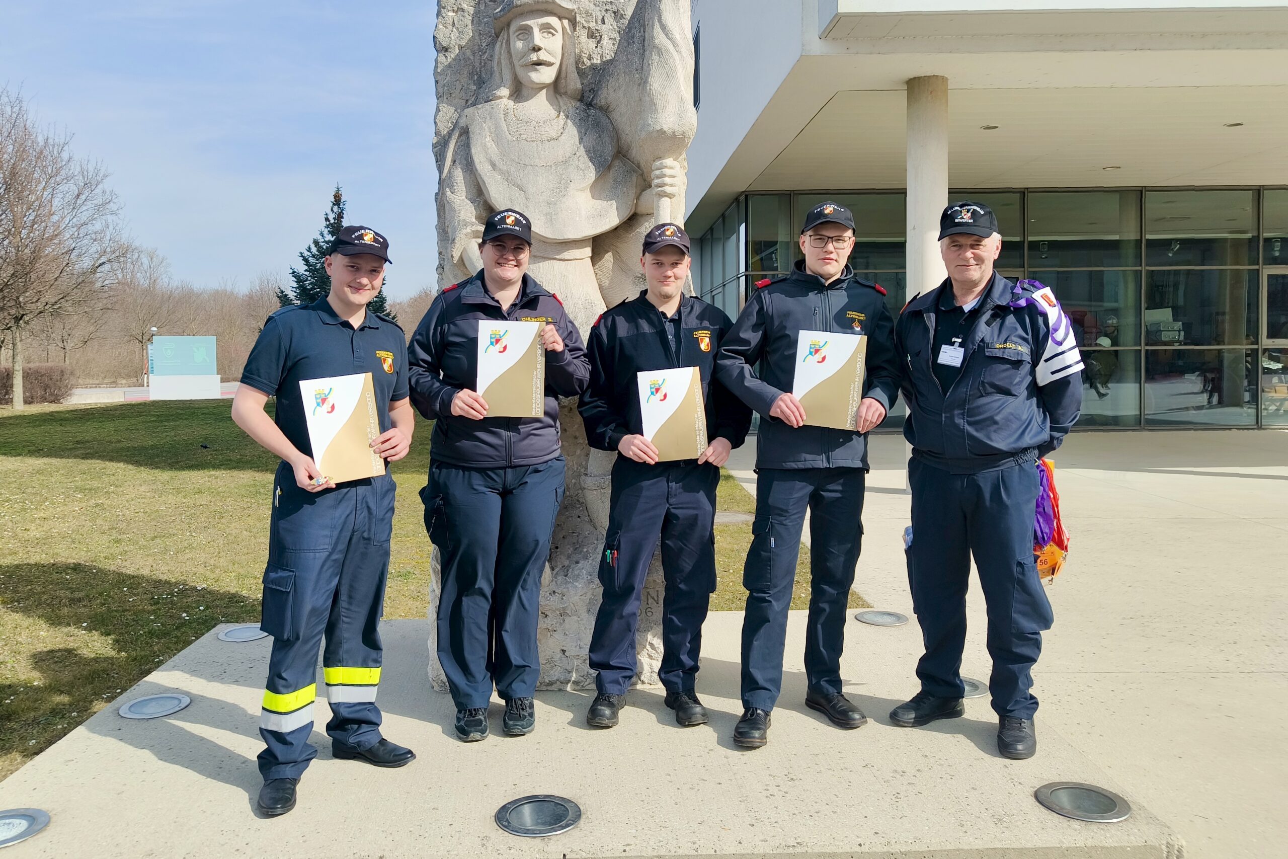 Gruppenfoto mit Urkunden