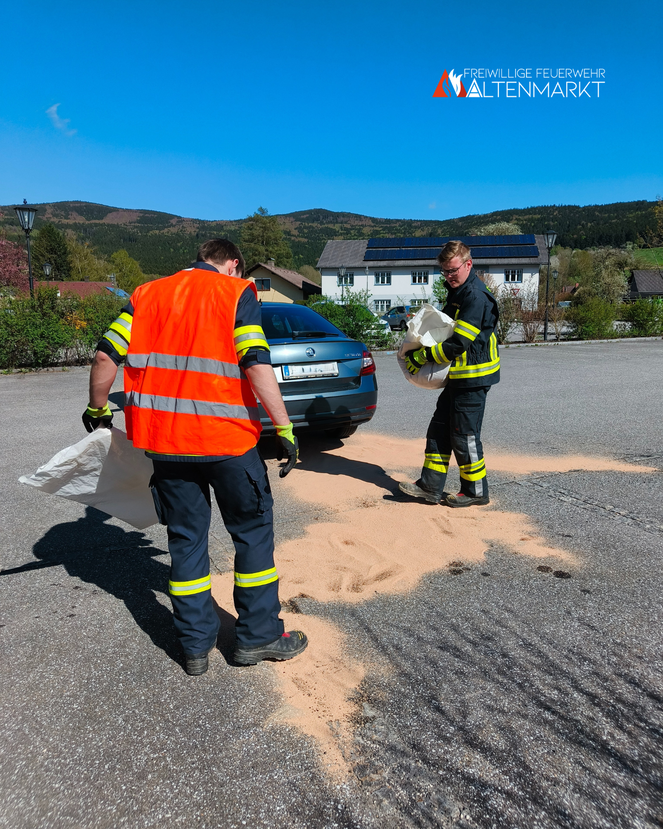FF Altenmarkt beim Reinigen einer Parkfläche