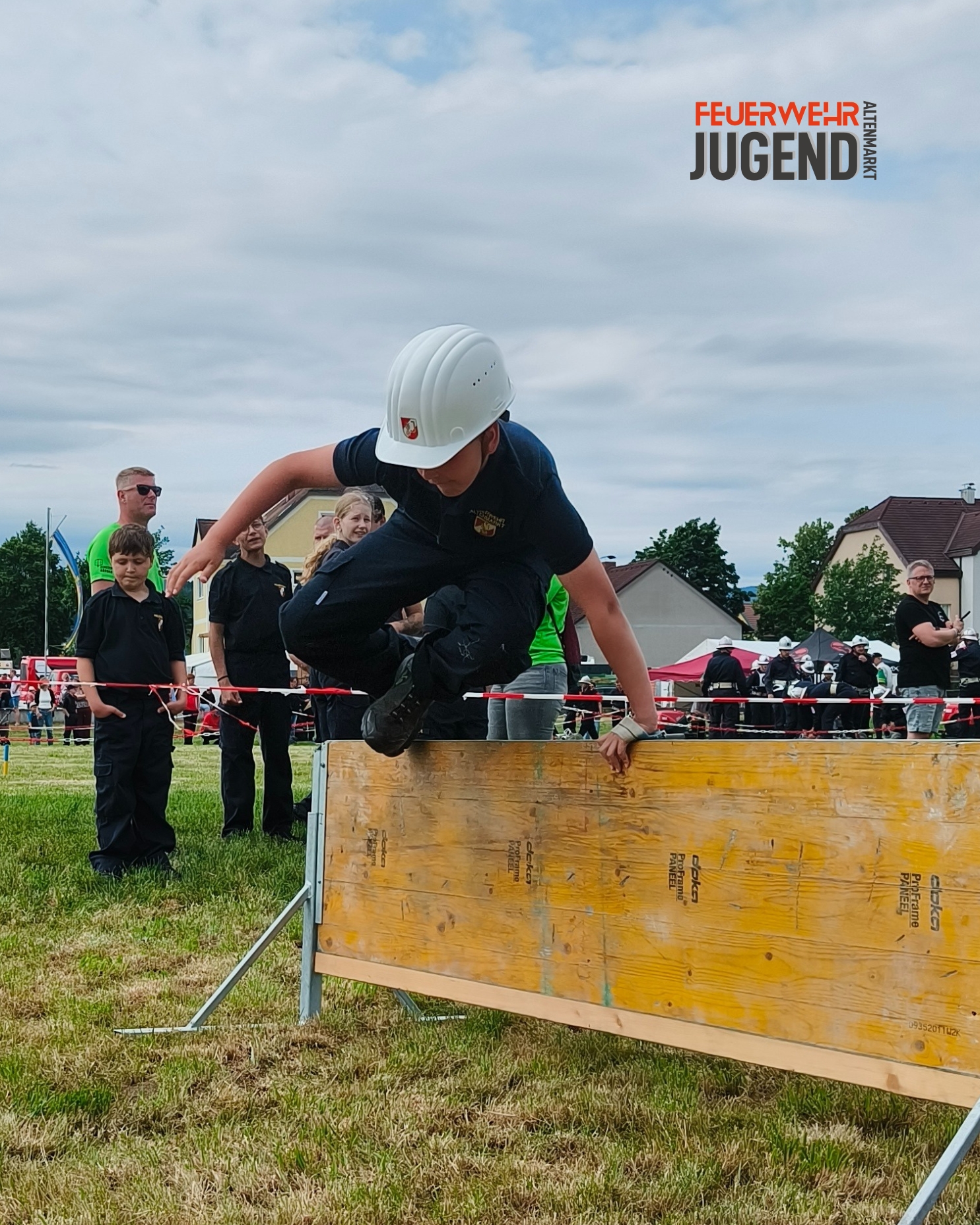 Kinder beim Absolvieren der Bewerbsstrecke, Kind hüpft über Hürde