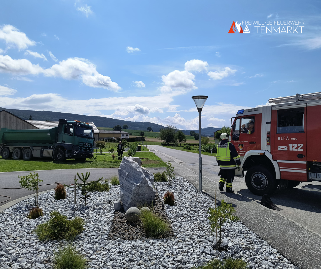LKW Bergung durch die FF Altenmarkt, LKW in Wiese