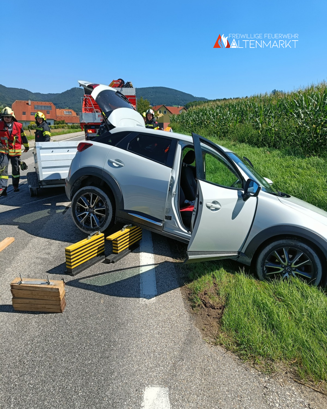 Unfall PKW mit Anhänger im Straßengraben