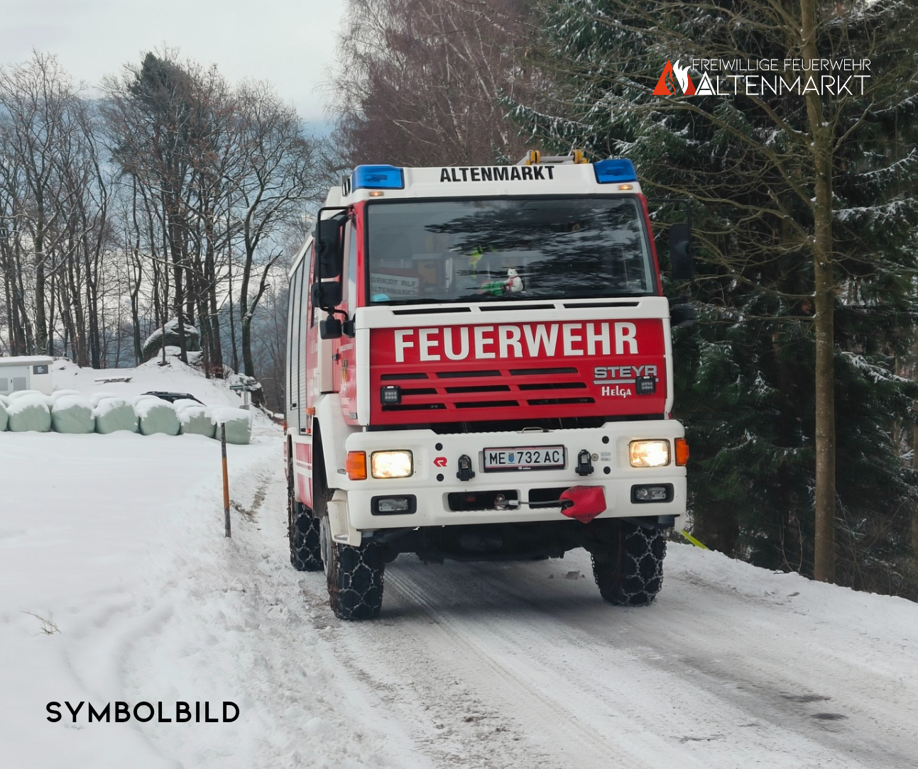 Feuerwehrauto auf einer Schneefahrbahn
