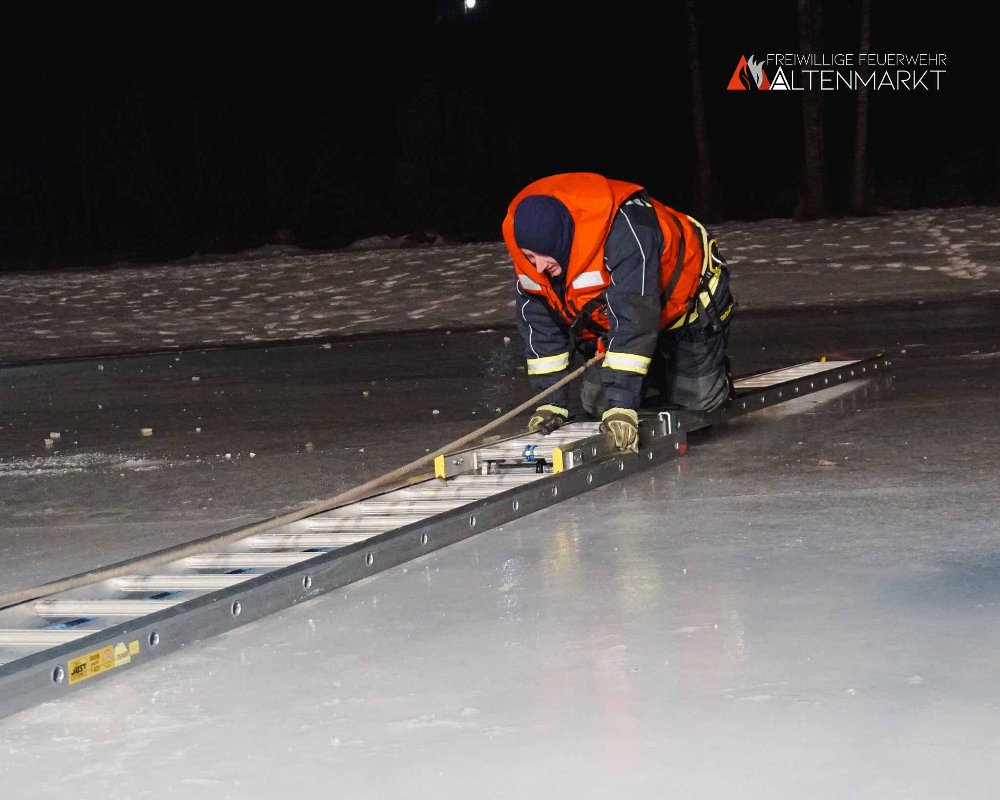 Rettung von Personen aus gefrorenen Gewässern, Feuerwehrleute auf gefrorenem Teich