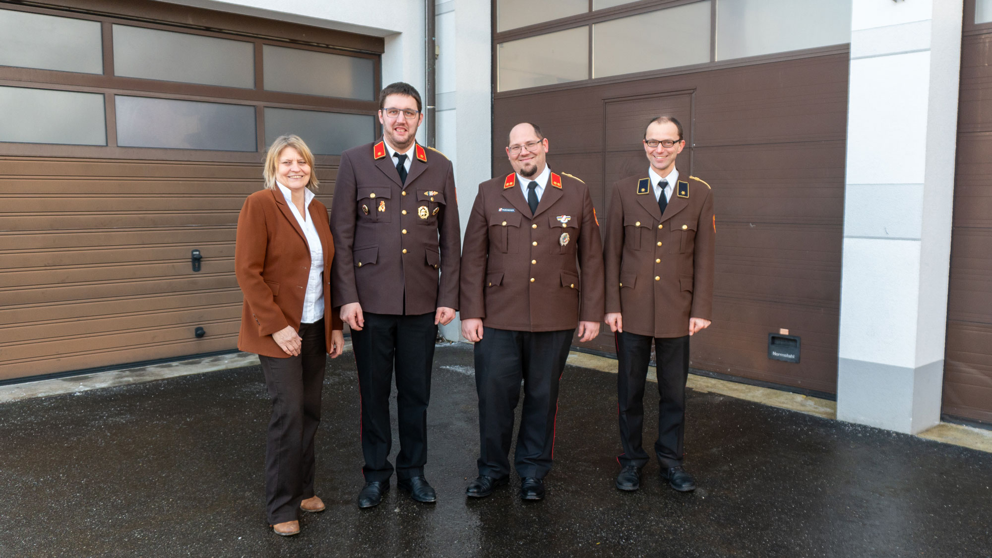 Kommando der FF Altenmarkt mit Bgm. Veronika Schroll