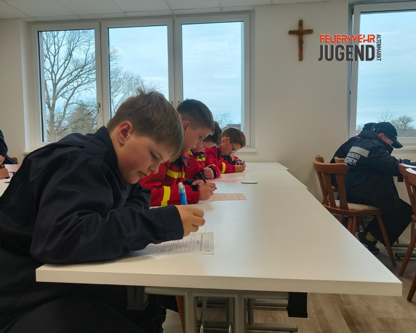 Mitglieder der Feuerwehrjugend beim Absolvieren der Aufgaben