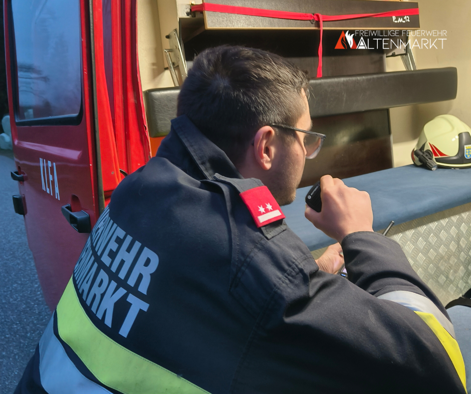 Feuerwehrmann mit Funkgerät