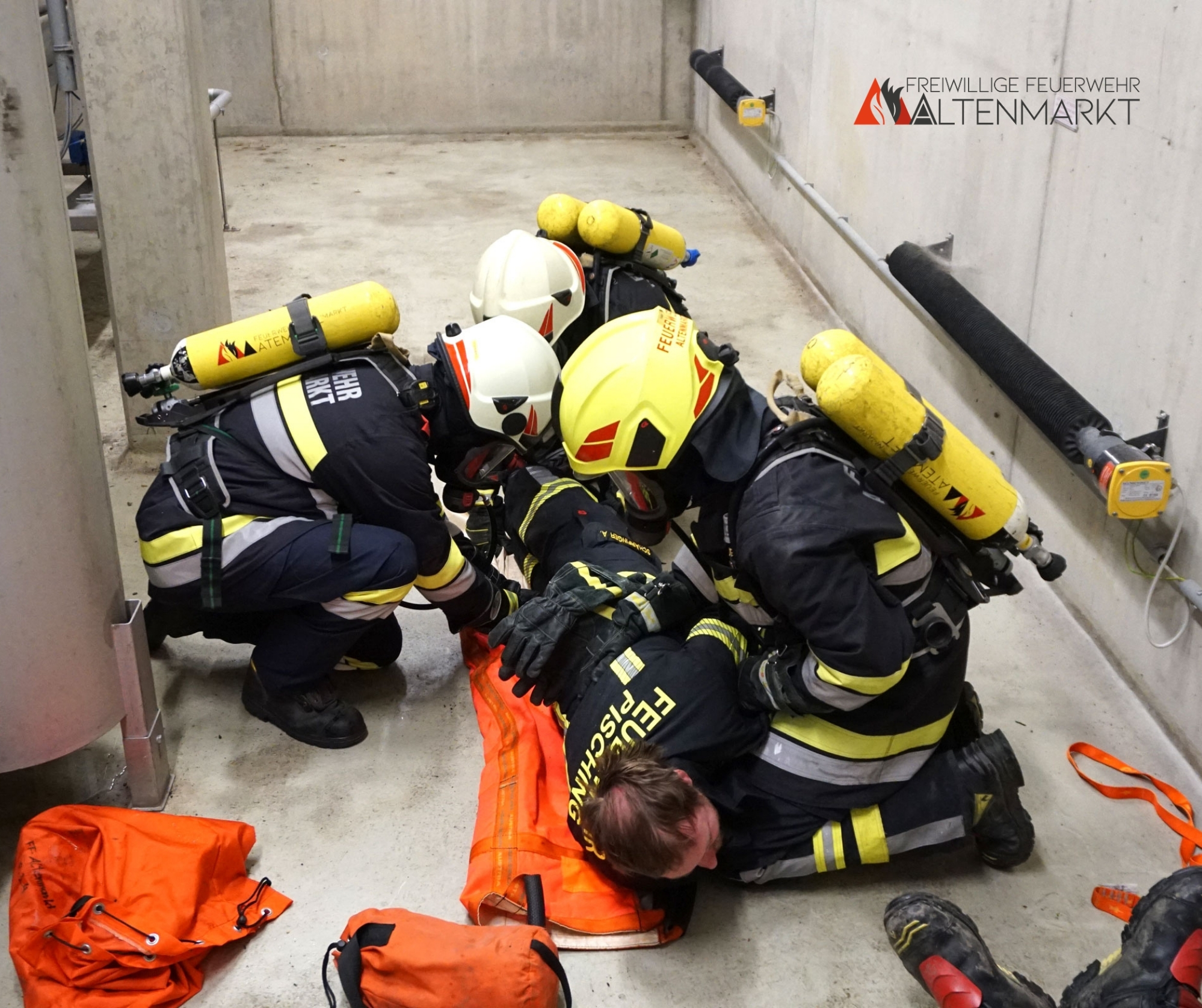 Einsatzkräfte mit Atemschutzausrüstung beim Retten einer Person