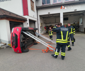 Feuerwehrmitglieder beim Sichern eines Fahrzeuges 