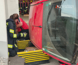 Feuerwehrmitglieder beim Sichern eines Fahrzeuges 