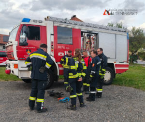 Feuerwehrmitglieder beim Erklären von Übungsinhalten 