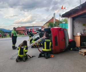 Feuerwehrmitglieder beim Sichern eines Fahrzeuges 