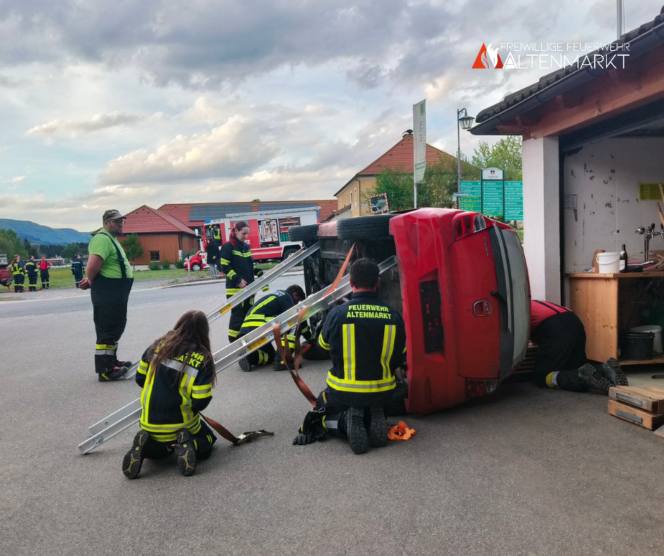 Feuerwehrmitglieder beim Sichern eines Fahrzeuges