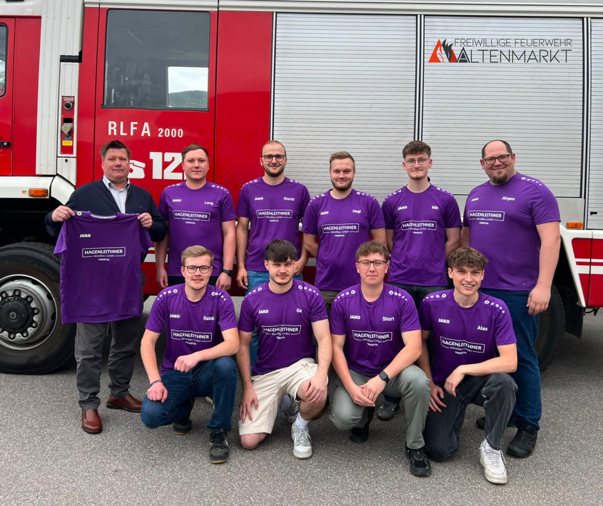 Gruppenfoto mit Sportshirts und Reinhard Hagenleithner