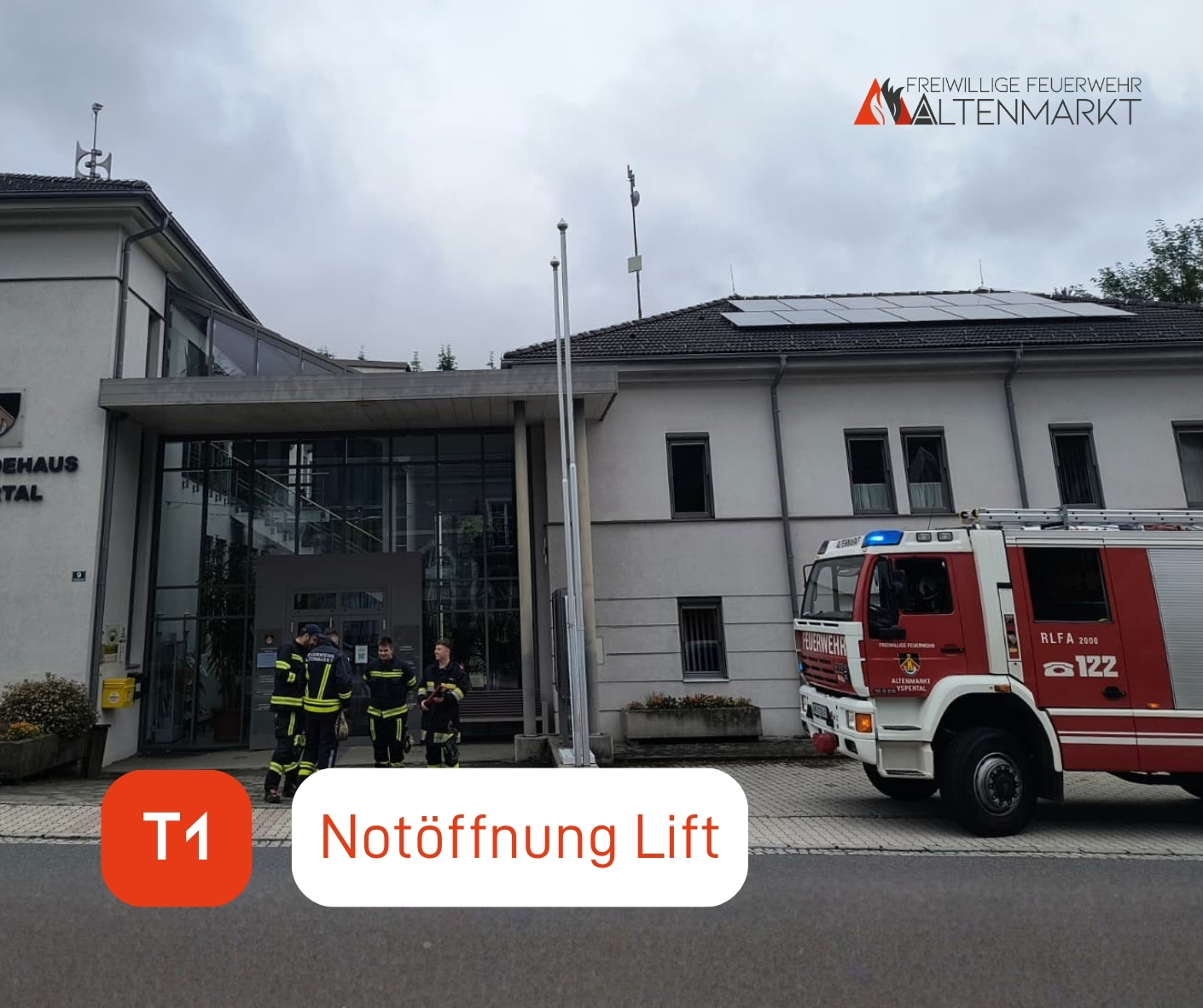 Außenansicht Gemeindeamt mit Einsatzkräften und Feuerwehrfahrzeug